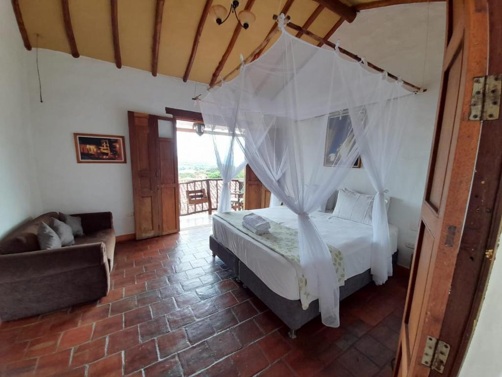 巴里查拉Posada Sueños de Antonio的一间卧室配有一张带蚊帐的床
