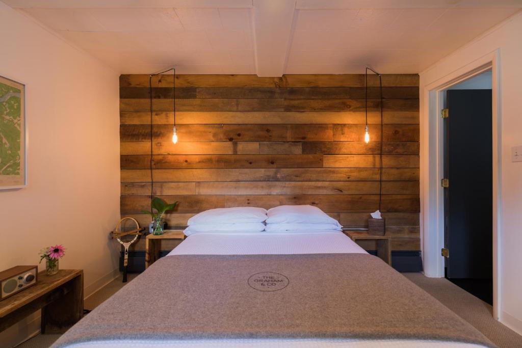 腓尼基格雷厄姆公司酒店的一间卧室配有一张木墙床