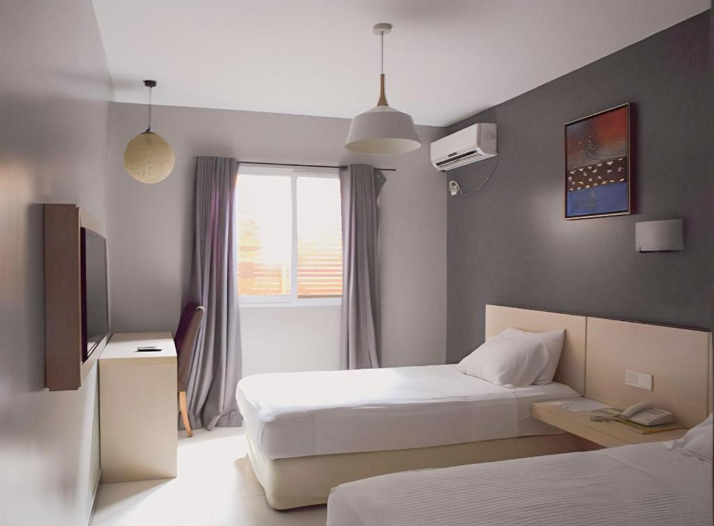 莫尔兹比港沙堤瑞斯特酒店的酒店客房设有两张床和窗户。