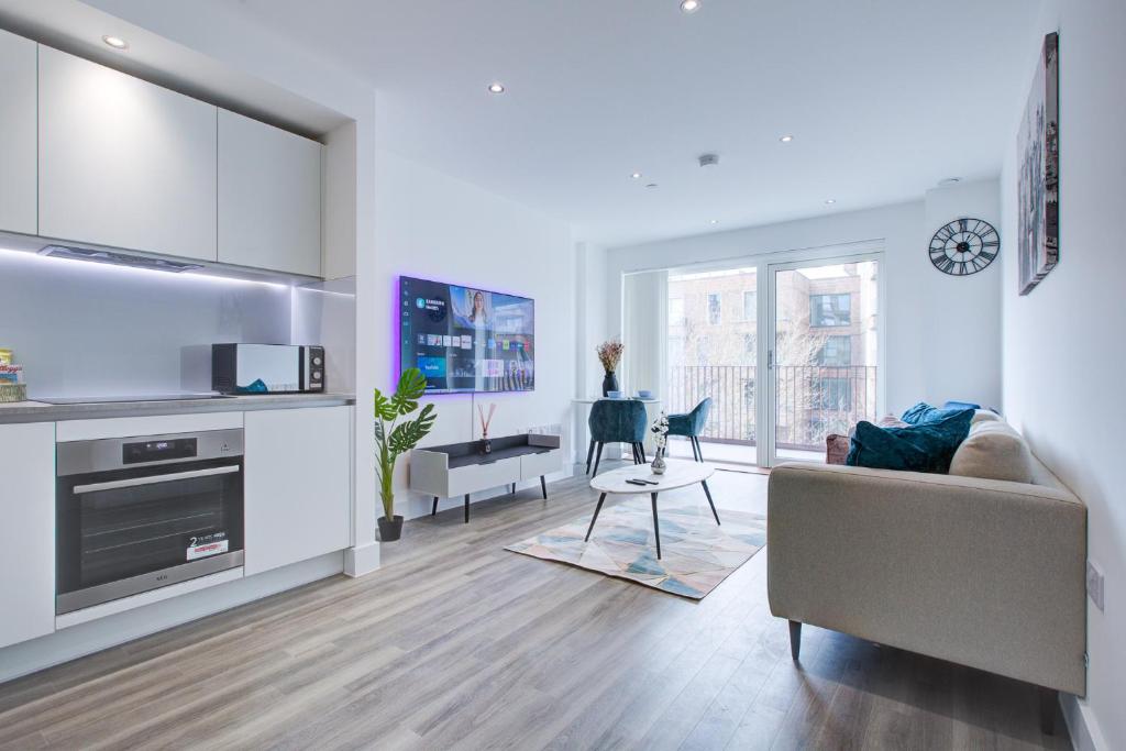 伦敦Luxe Apartment by Excel的客厅配有沙发和桌子