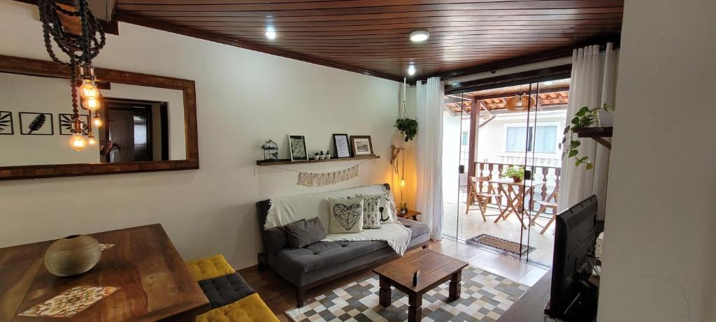 特雷索波利斯Hospedagem Doce Lar - Casa Bougainville的客厅配有沙发和桌子