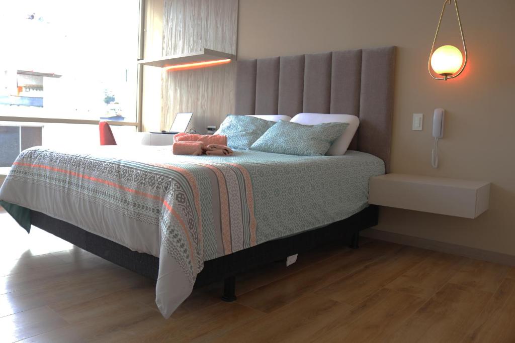 基多Cinnamon Suite - Private - Comfy - Brand NEW的一间卧室,床上有泰迪熊
