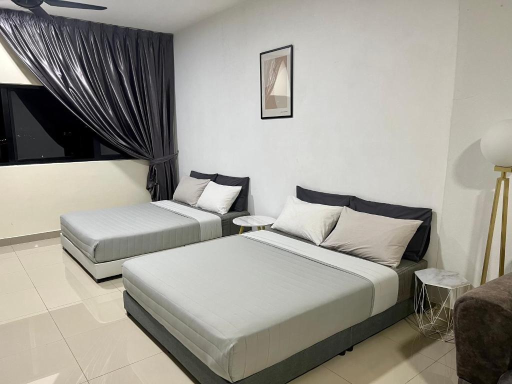 史里肯邦安Cozy Studio Sk 1 Residence for 4 pax UPM Mines Serdang的一间卧室设有两张床和窗户。