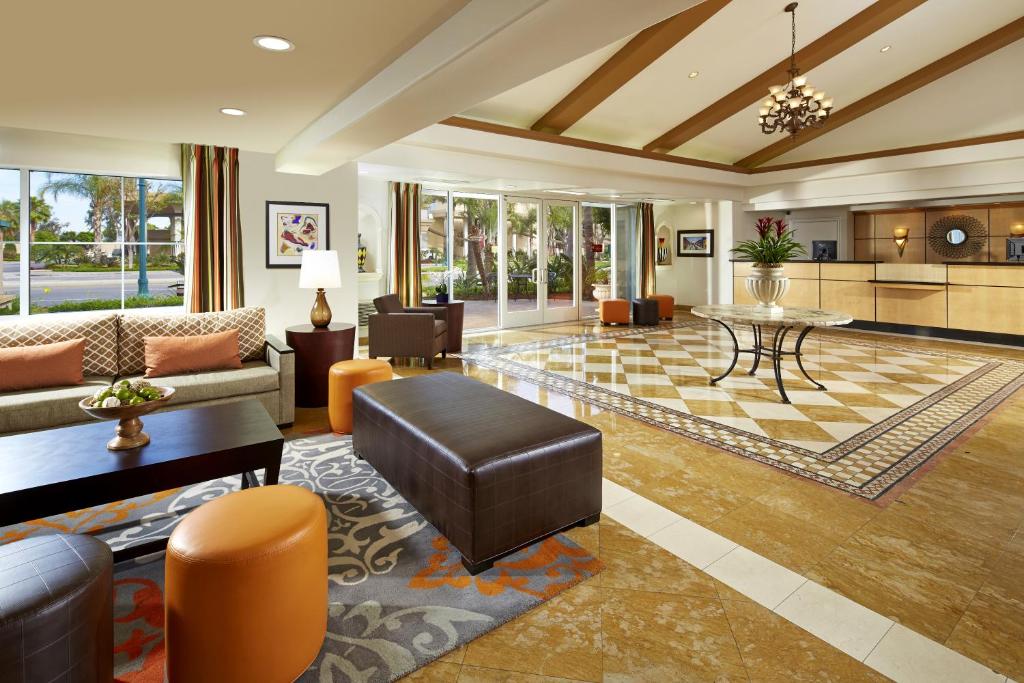 安纳海姆阿纳海姆酒店波托菲诺套房酒店的客厅配有沙发和桌子