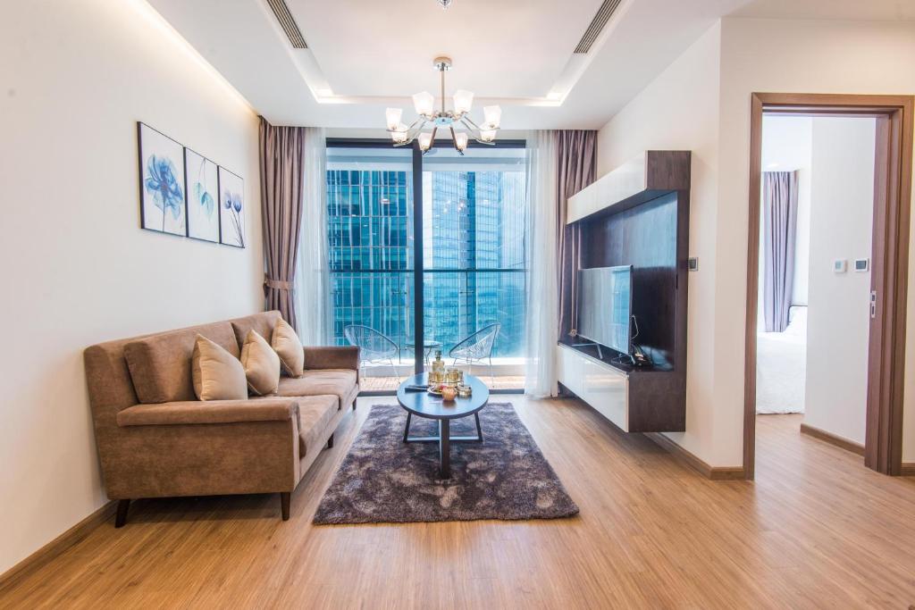河内22housing Vinhomes Metropolis Hotel & Apartment的带沙发、电视和桌子的客厅