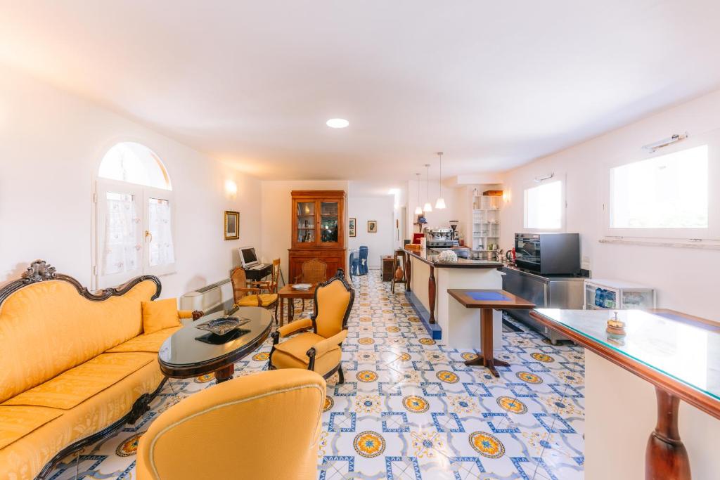 拉维罗托罗酒店的客厅配有沙发和桌子