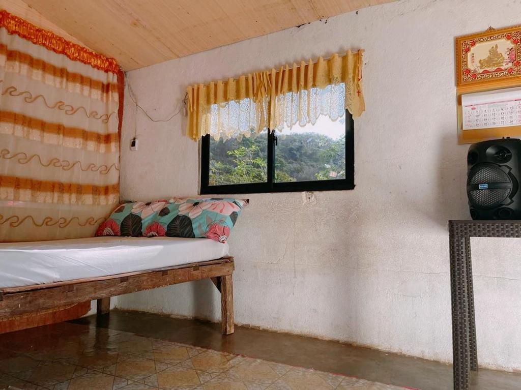 CayluyaTina Transient Home的一间带长凳和窗户的房间