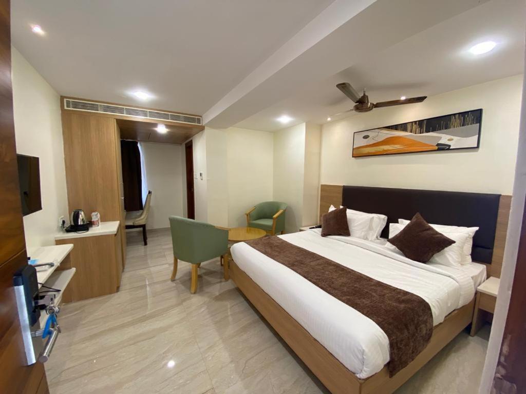 维沙卡帕特南HOTEL TOUCHWOOD的酒店客房设有一张大床和一张书桌。