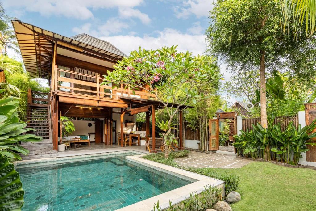 吉利阿尔Rimba Villas Gili Air的后院带游泳池的房子