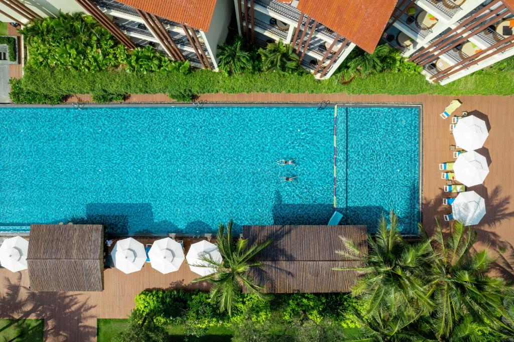 富国杜斯特公主月升海滩度假酒店的享有带躺椅的游泳池的顶部景致
