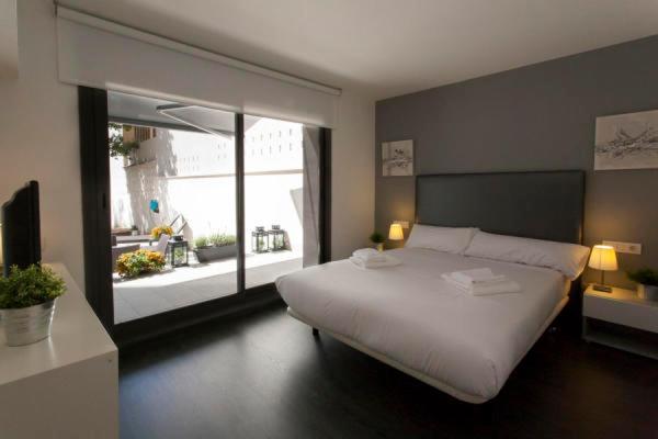 Premia de DaltParc Güell GF的卧室设有白色的床和大窗户