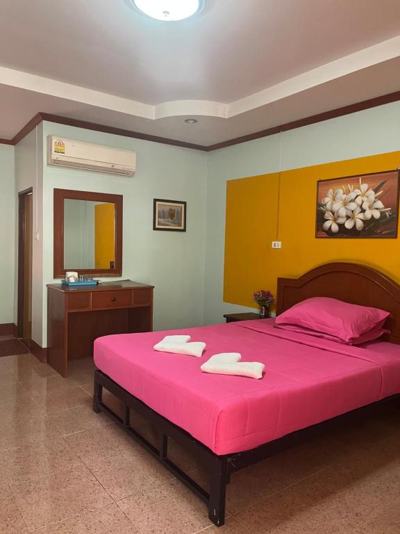Ban Huai Phluเซเว่นอิน的一间卧室配有一张带镜子的大型粉红色床