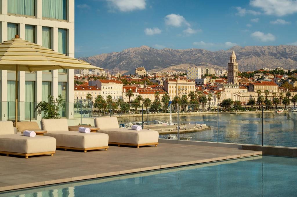斯普利特Hotel Ambasador的从酒店的游泳池欣赏到城市美景