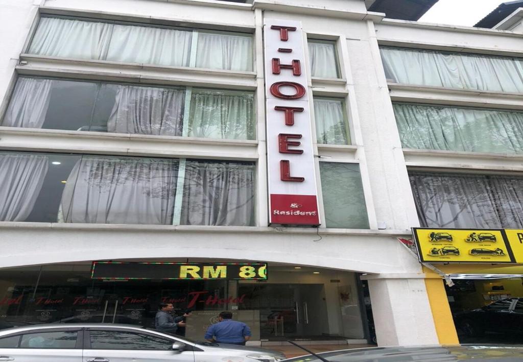 吉隆坡T-hotel Mont Kiara的一座建筑,上面有标志,上面有香气