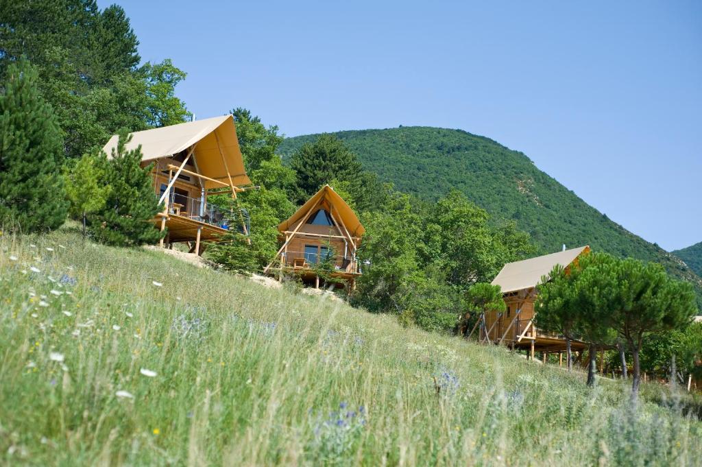 迪约勒菲Village Huttopia Dieulefit的山顶上一组小屋