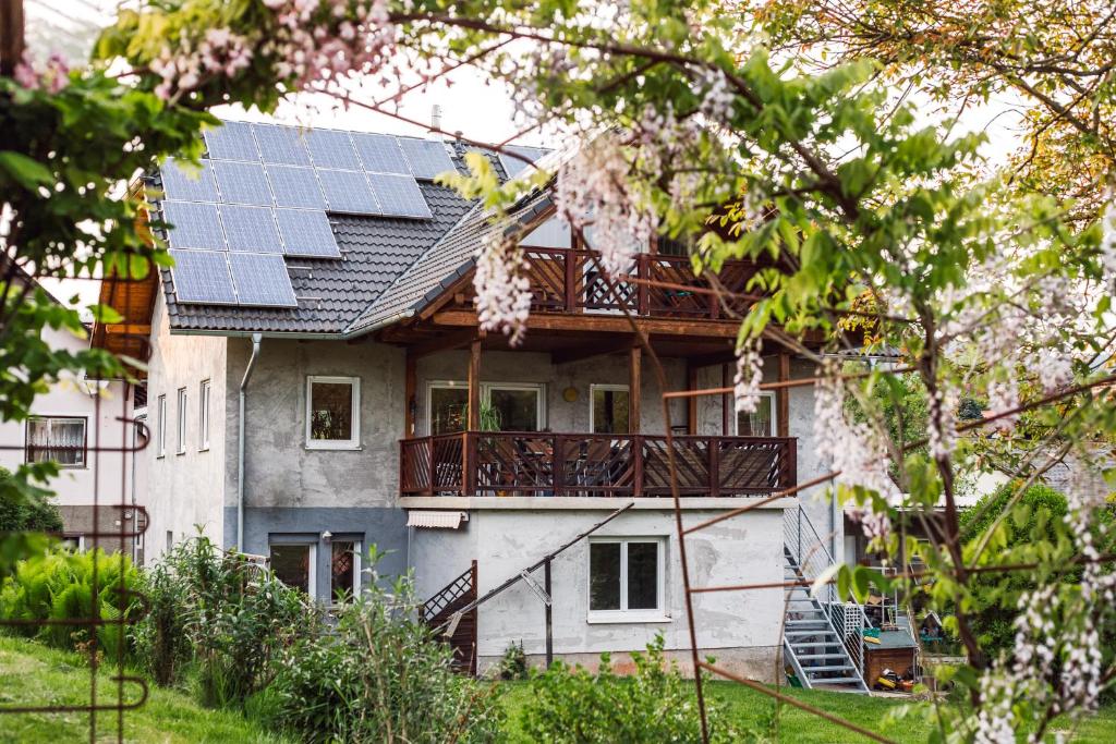 Blatterlhof的屋顶上设有太阳能电池板的房子