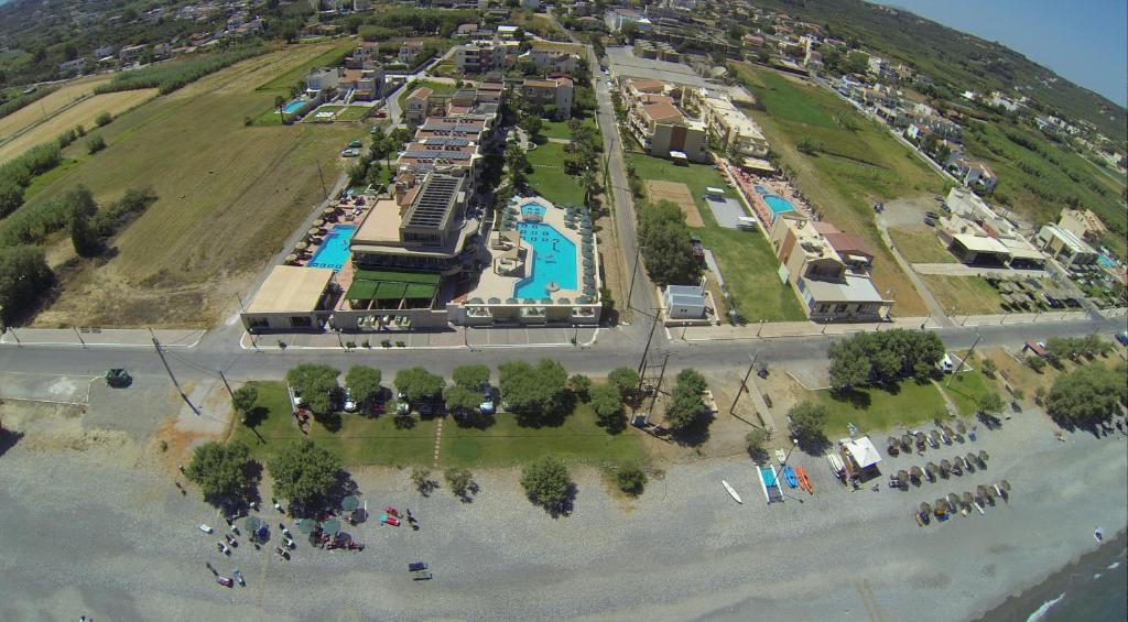 马莱迈Maleme Mare的享有带游泳池的度假村的空中景致