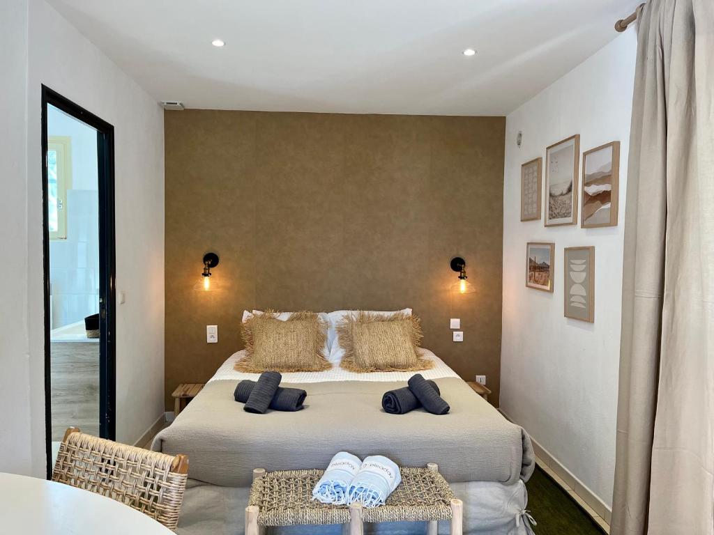 博尼法乔Domaine de Licetto的一间卧室配有一张床,上面有两条毛巾