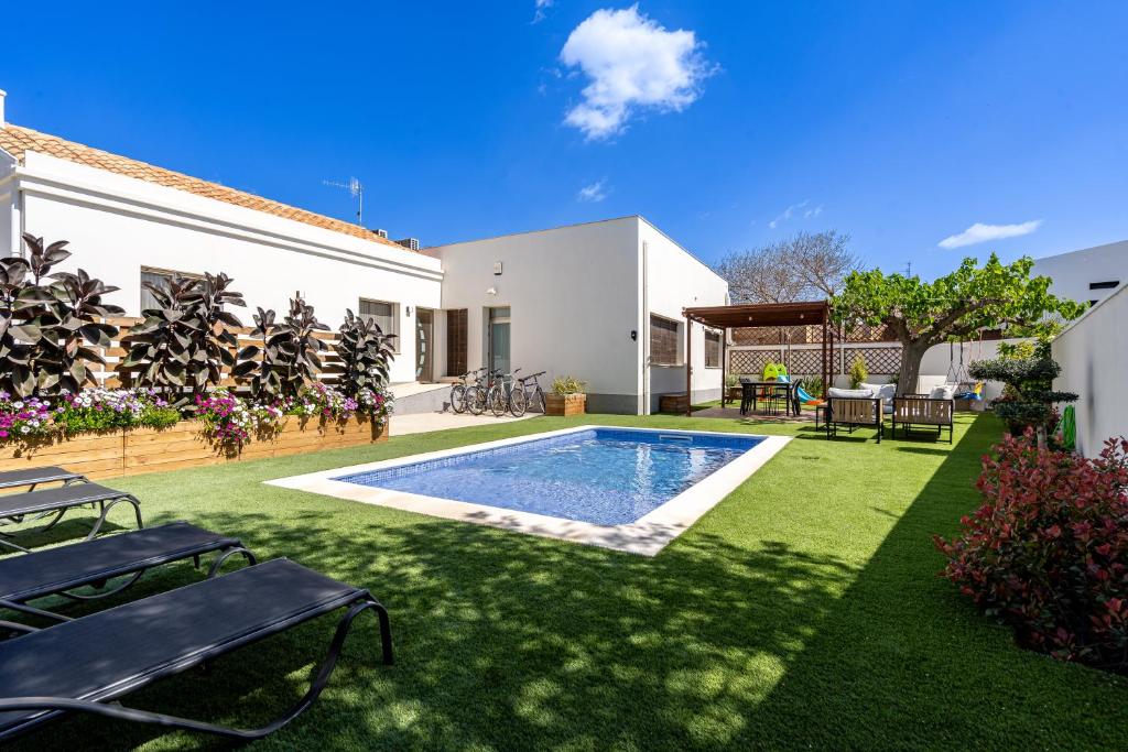 代尔特布雷Casa Turón的一个带游泳池和房子的后院