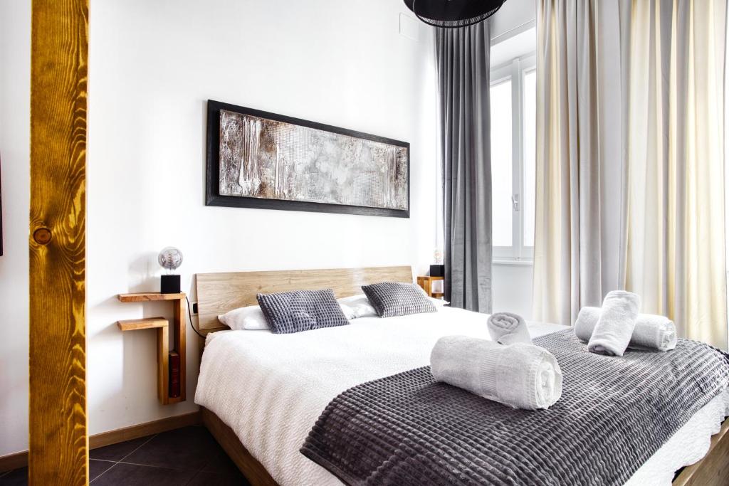 米兰C Studio - Design Bilo Suite -M3- 8 min dal Duomo的一间卧室配有两张带毛巾的床
