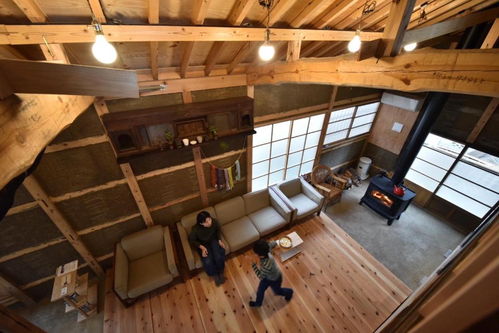 桐生市Dive INN Kiryu的享有客厅的顶部景致,设有2人