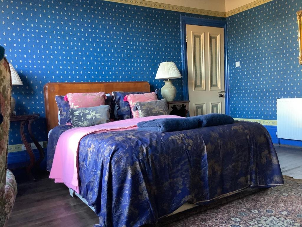 桑德兰City House 6min Stadium of Light的一间卧室配有一张带蓝色墙壁的大床
