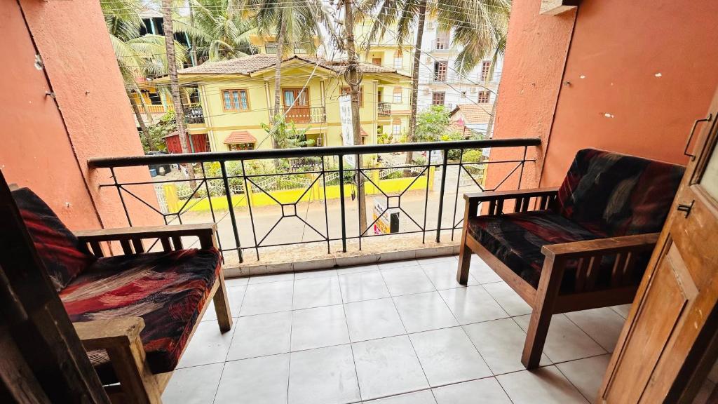 巴加Muffys Holiday Apartment的阳台配有两把椅子,享有游乐场的景色