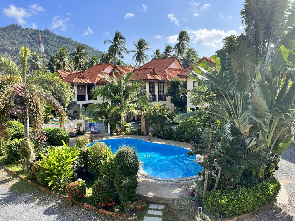 拉迈Amy Village Garden Resort的享有带游泳池的房屋的空中景致