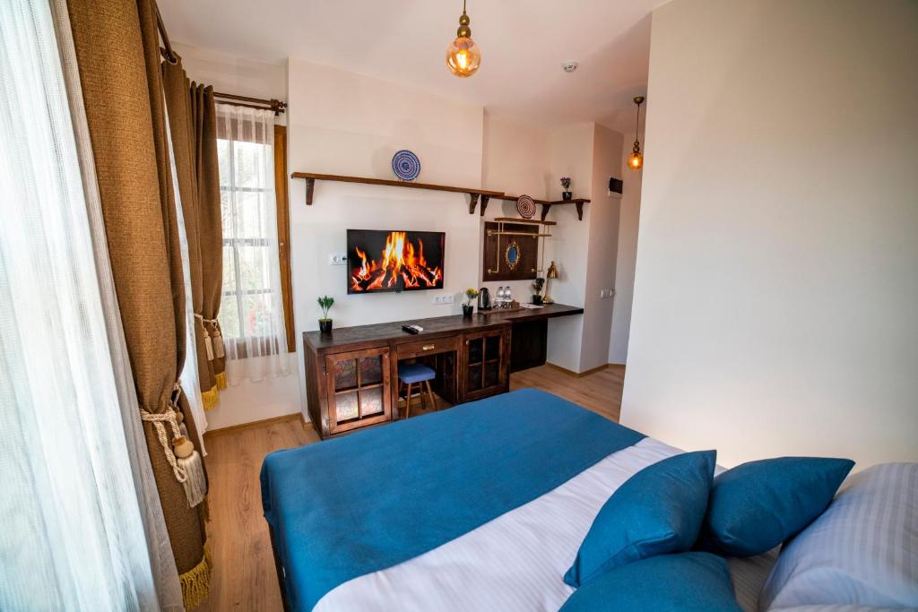 安塔利亚Sofa Hotels Kaleiçi的一间卧室设有一张床和一个壁炉。