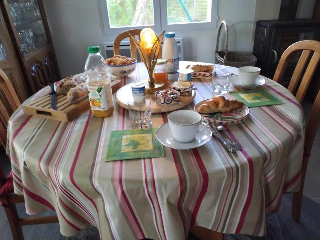 拉贝尔讷里昂雷茨TY BIHAN的一张桌子,上面有条纹的桌布,上面有食物