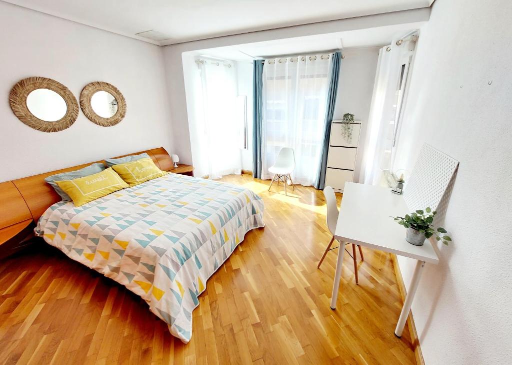 卡斯特利翁-德拉普拉纳Apartamento céntrico y luminoso cerca de la playa.的一间卧室配有一张床、一张桌子和一面镜子