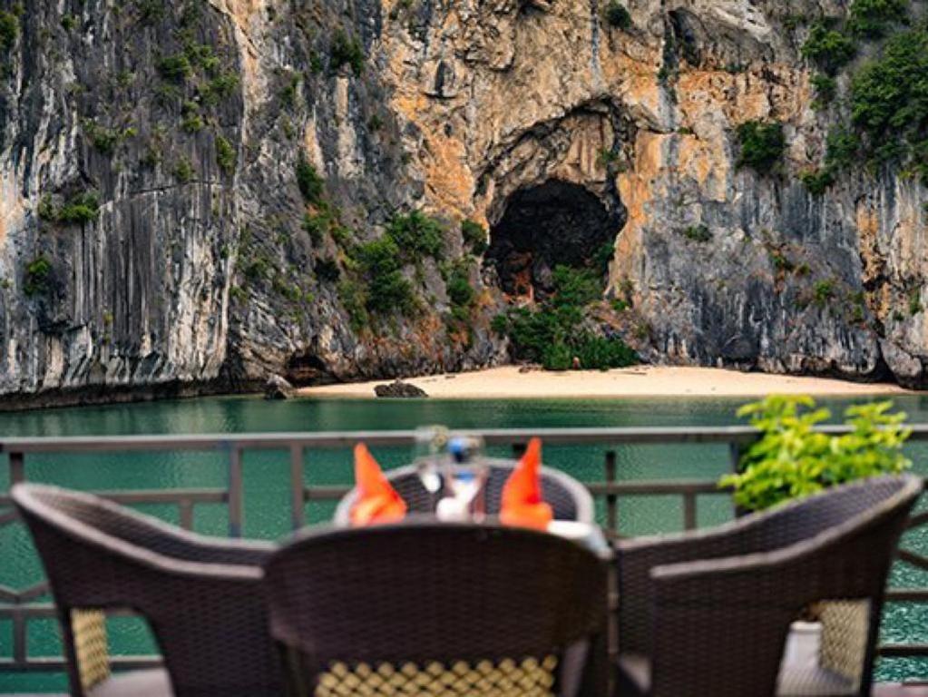 吉婆岛The Boutique Cruise的洞穴前的一张桌子和椅子上带锥形锥形