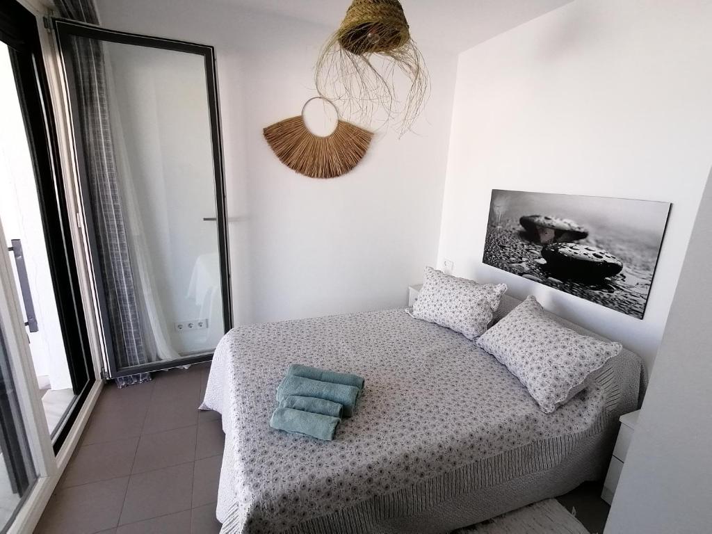 拉斯内格拉斯Apartamento Viento Del Sur的一间卧室配有一张带两个枕头的床