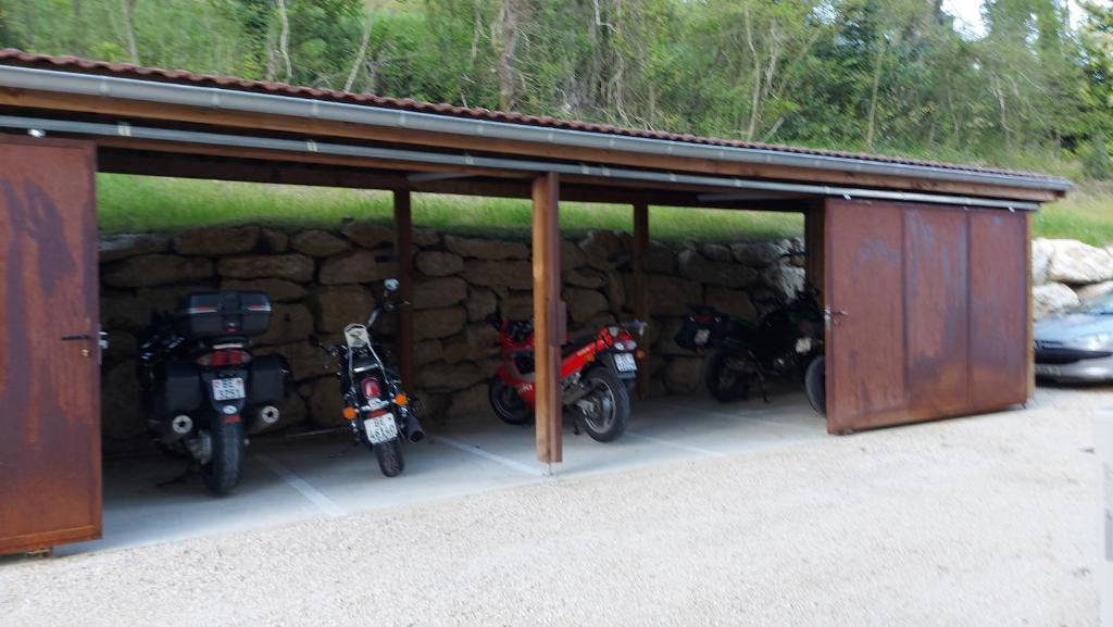 圣拉提尔棕色酒店的停放在车库里的一群摩托车