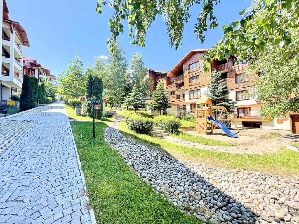 班斯科Bansko St Ivan Rilski Luxury Apartment 4 stars Free SPA & Mineral water的建筑前的鹅卵石街道