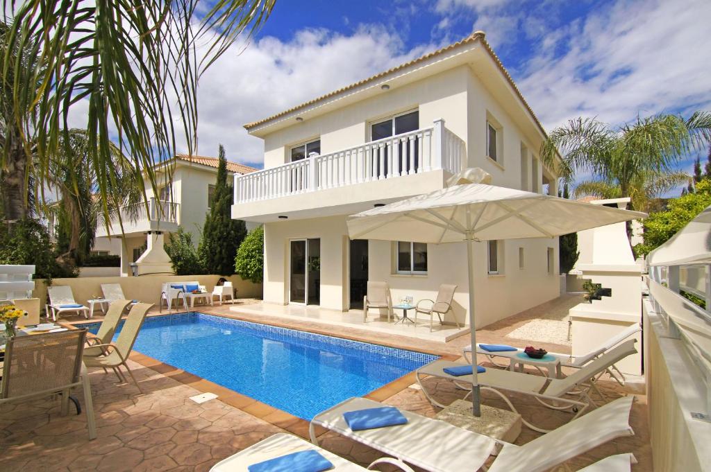 阿依纳帕Nissi Sapphire Villa的一座带游泳池和房子的别墅