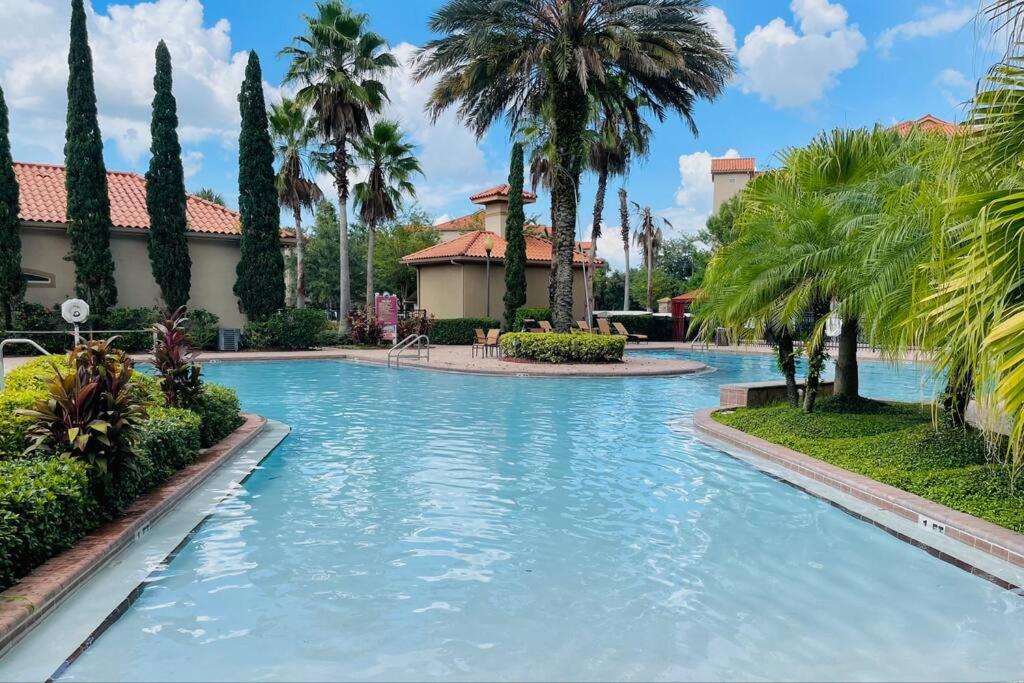 基西米Apartment 3 BR in Tuscana Resort , 15" from Disney的棕榈树度假村内的游泳池