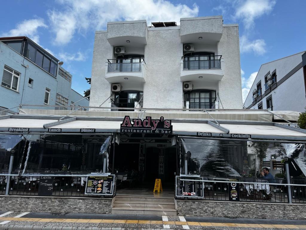 马尔马里斯安迪公寓酒店的前面有一间有歌舞表演的建筑