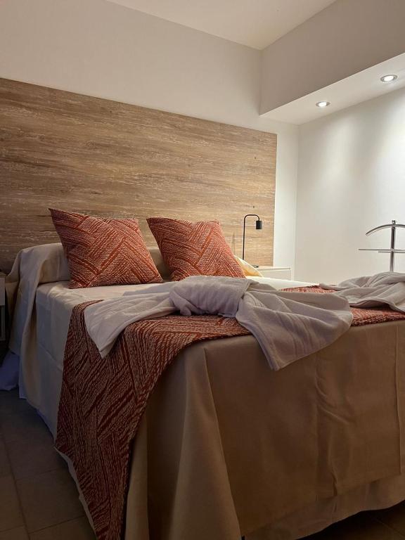 拉法尔达Uptown City Apart La Falda的一间卧室配有一张大床和大床头板