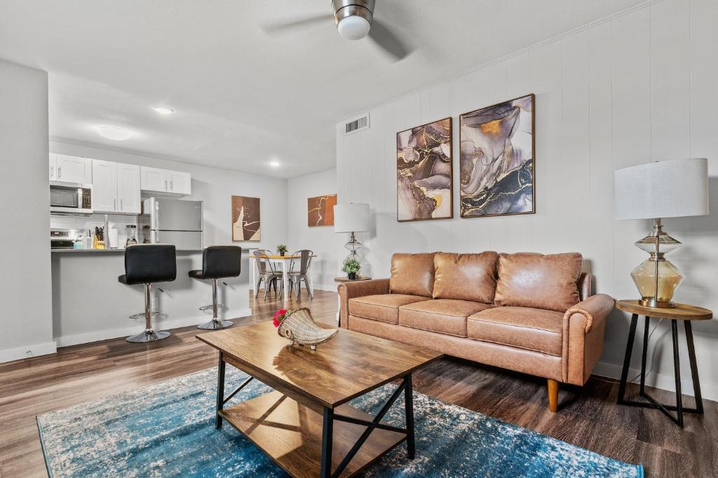 奥斯汀Evonify Stays - Hyde Park Apartments - UTEXAS的客厅配有沙发和桌子