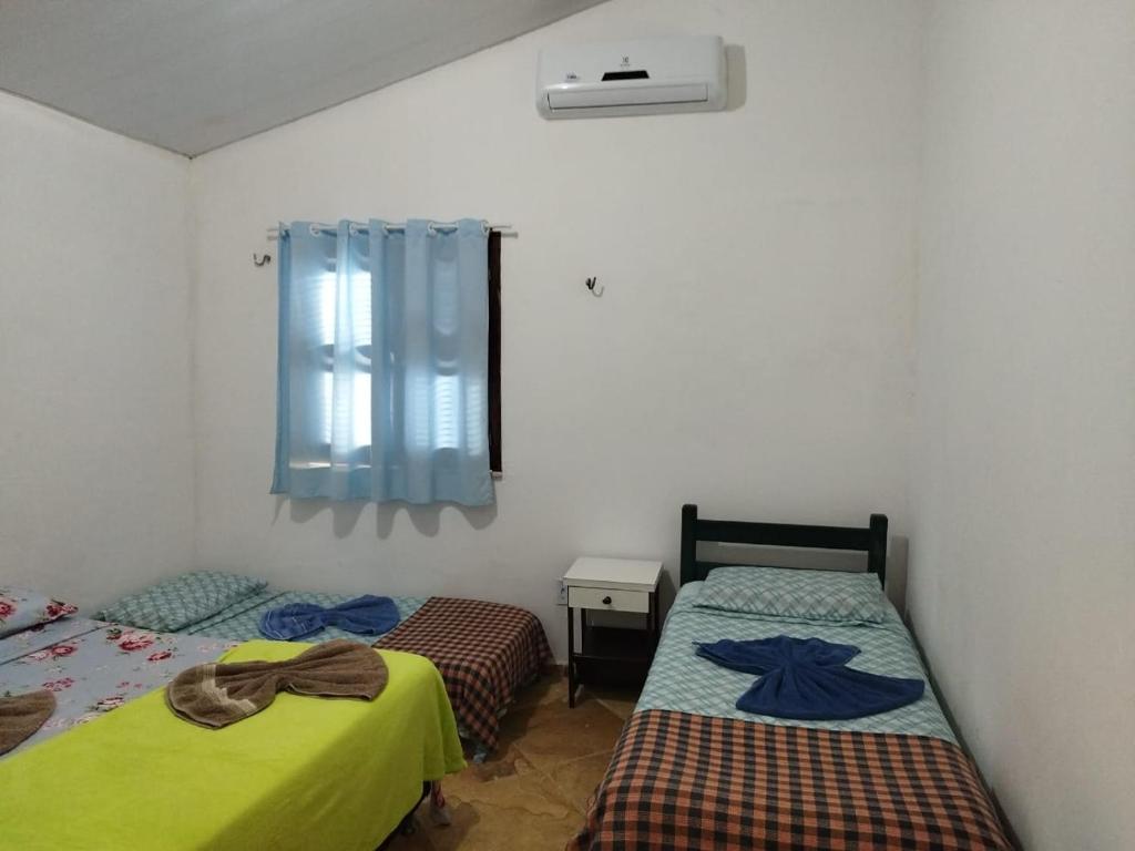 卡诺格布拉达Casa no Residencia Familia的客房设有两张床和窗户。
