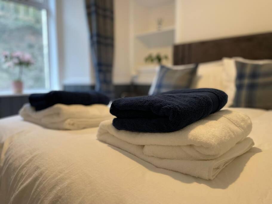 奥本Strathisla Garden Apartment, Oban的床上的一大堆毛巾