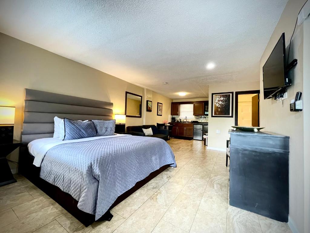 达尼亚滩谢里登公寓式酒店的一间卧室设有一张床和一间客厅。