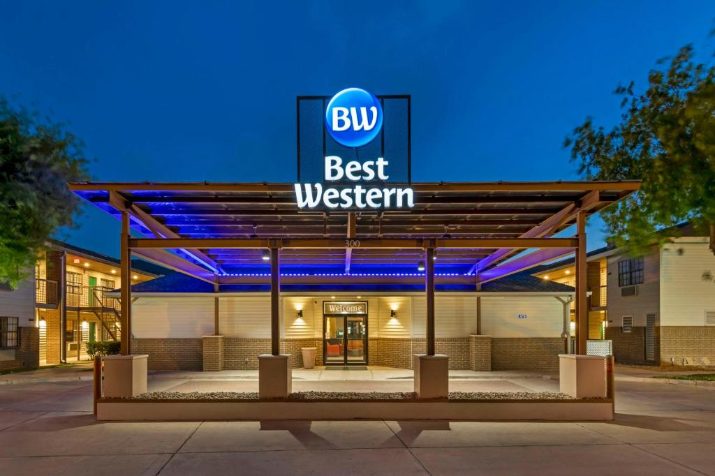 麦卡伦Best Western Mcallen Medical Center的一座有读书最好的西方标志的建筑