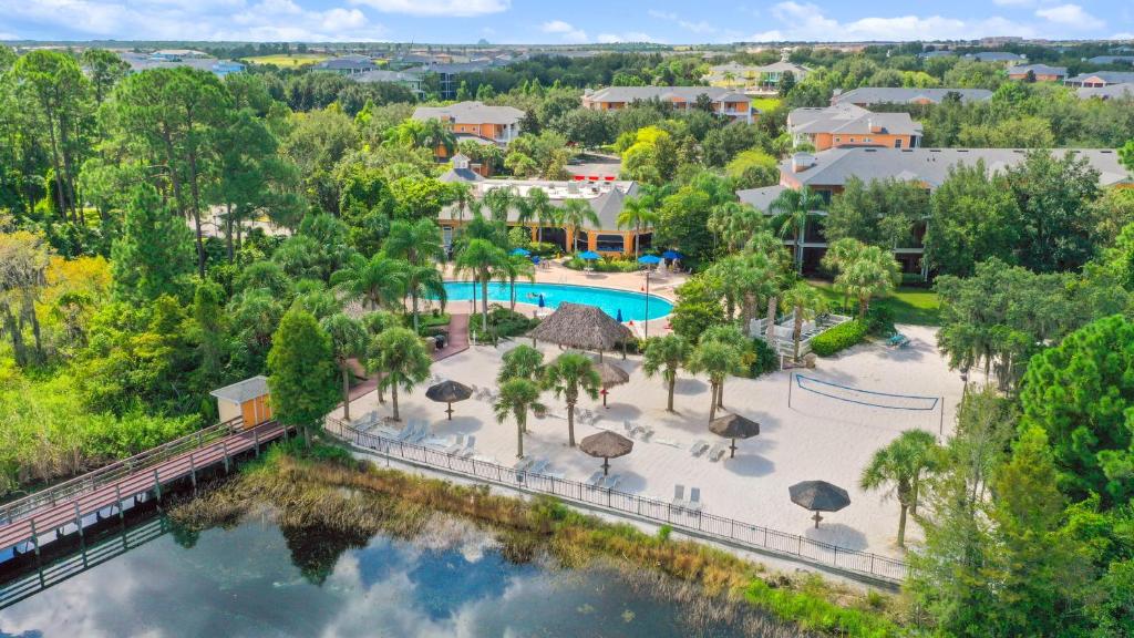 基西米Cristina's Tropical Villa/ Just minutes from Disney!的享有带游泳池和树木的度假村的空中景致