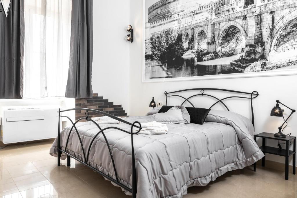 罗马Emperooms Guest House的卧室配有一张床,墙上挂有绘画作品