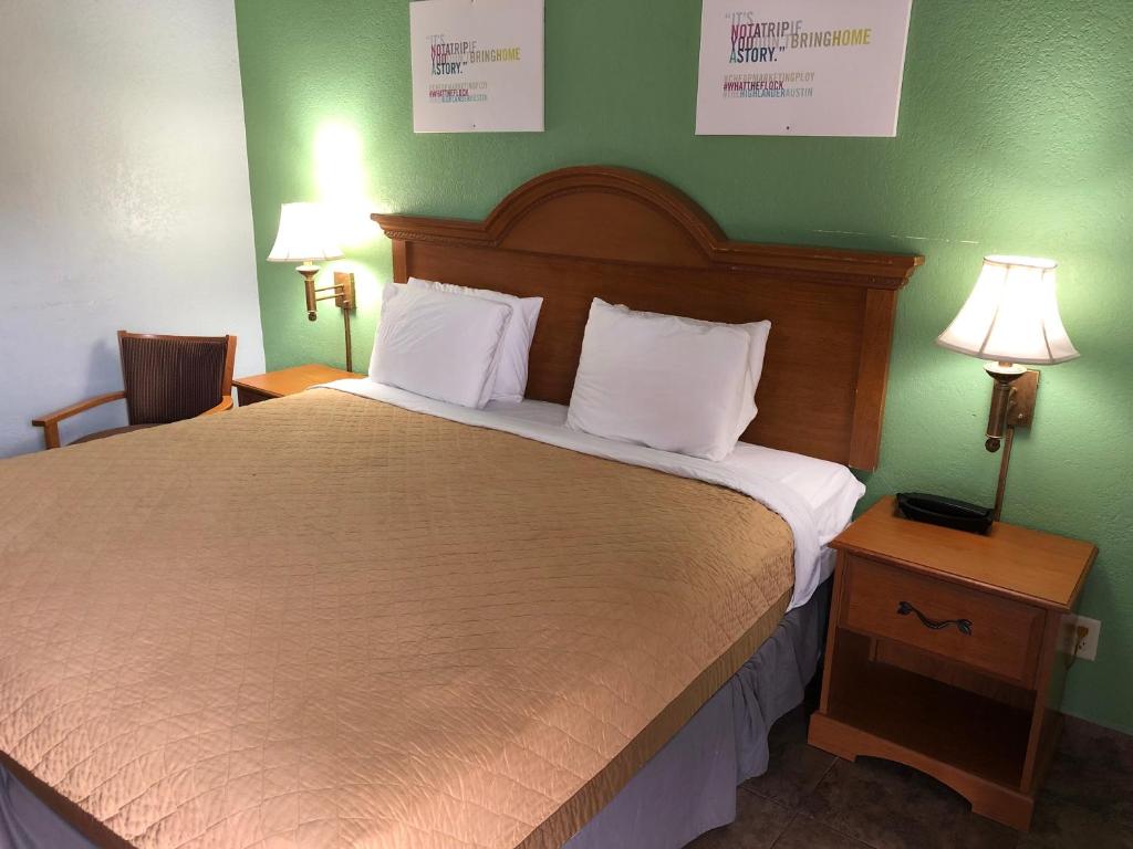 拉雷多Hwy 59 Motel Laredo Medical Center的一间卧室设有一张带绿色墙壁的大床