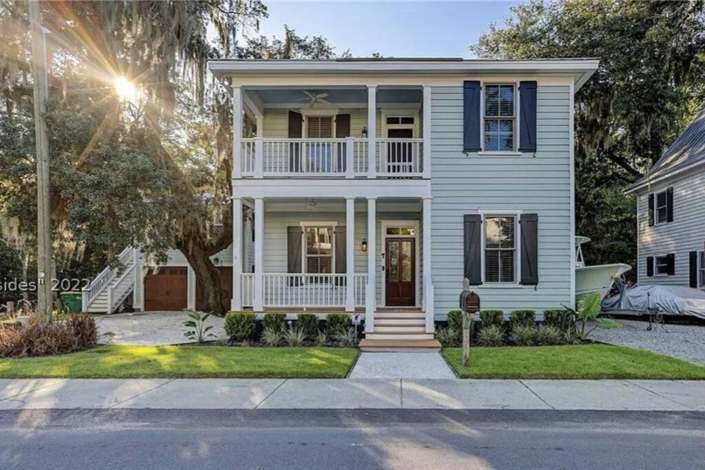 布拉夫顿The Bluffton Village Home - 5 BR in Old Town w Carriage Home的白色的房子,设有白色门廊和阳台