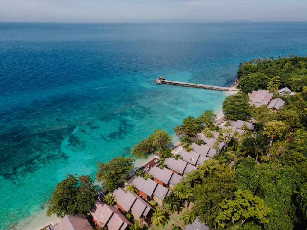 刁曼岛Tunamaya Beach & Spa Resort Tioman Island的享有海滩和海洋的空中景致