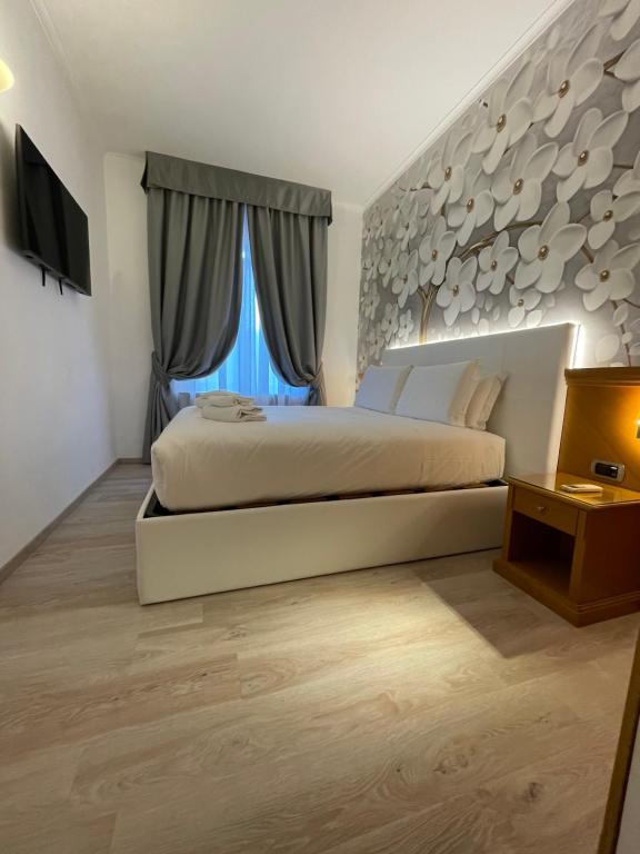 罗马罗马德帕皮德查姆酒店的一间卧室设有一张大床和一个大窗户